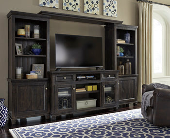 Townser Signature Design by Ashley Entertainment Center