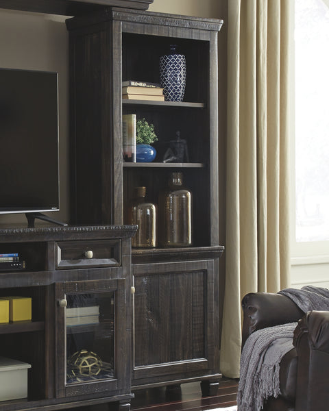Townser Signature Design by Ashley Entertainment Center